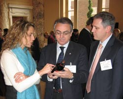 El presidente Sanz y el consejero Armendariz conversan en Nueva York con la representante de una bodega navarra (foto G. de N.)