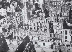 Vista de las ruinas de Gernika tras el bombardeo 