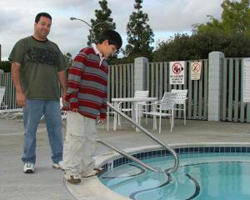 Juan y Brian Cruz junto al jacuzzi en el que salvaron la vida del niño (foto M.I.J.)