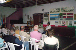 Aspecto de la charla-coloquio que ofreció Eduardo Torry en el Centro Vasco de General Villegas