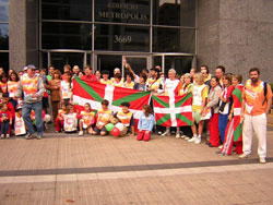 Participantes de Korrika chilena posan frente al edificio que acoge a la Delegación de Euskadi en Chile en la última edición de la Korrika, en 2005