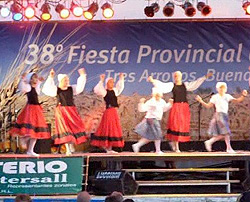 Las dantzaris de Hiru Erreka sobre el escenario de la Fiesta Provincial del Trigo (fotos HiruErrekaEE)