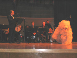 El 'oso' de Hartz-Dantza y el director Jose Ignazio Ansorena, en primer plano (foto vascosmexico)