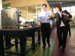 La consejera durante su visita a la planta de Eika México, situada en la ciudad de Querétaro
