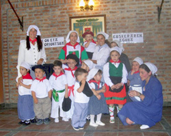 El grupo de txikis del cuerpo de baile de la Euskal Etxea de Cañuelas, Denak Bat