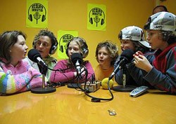 Niños de Ipar Euskal Herria en la visita realizada a Segura Irratia  (Estitxu Imaz/Goierriko Hitza)