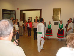 Momento del aurresku de honor, bailado ayer por el dantzari Pablo Favrat en el 130 aniversario del Laurak Bat (foto EuskalKultura.com)