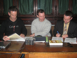 Firma del acuerdo entre HABE y Euskal Etxea de Burdeos (foto K. Z.)