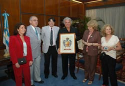 El gobernador De la Sota portando el escudo de su apellido con que le obsequió la delegación vasca en el transcurso del encuentro, el pasado martes