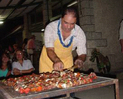 Una impresionante parrillada de brochetas presidió la cena de Barikuetako Afaria (foto Pedro Javier Arriaga)