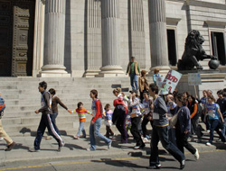 La Korrika de Madrid pasa frente a los leones del Congreso ante el asombro de los viandantes