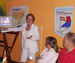 Marta Sarasola, presidenta del Centro Vasco 'Euskal Jatorri' en una actividad del Centro