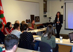 Gloria Totoricagüena imparte la clase, que sigue atentamente el rector John Etchemendy (sentado con camisa roja) (foto C.Nevitt) 