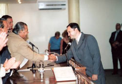 Federico Borrás, felicitado tras el juramento de ley