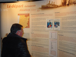 Un visitante observa un panel de la exposición 'Euskaldunen Argentina', ahora también en la red