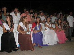 La joven Paola Urus, 'Reina del Carnaval 2007', posa junto a su séquito de damas de honor