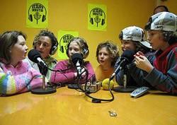 Niños de Ipar Euskal Herria en la visita realizada a Segura Irratia (Estitxu Imaz/Goierriko Hitza)