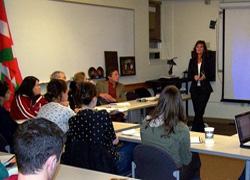 Gloria Totoricagüena imparte la clase, que sigue atentamente el rector John Etchemendy (sentado con camisa roja) (foto C.Nevitt)
