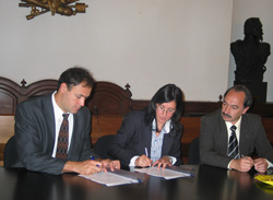 Hector Javier Darnay (Villa Mercedeseko ordezkari), Alejandra Iturrioz (Ordiziako alkatea) eta Roberto Gonzalez (Villa Mercedeseko ordezkari) hitzarmena sinatzen