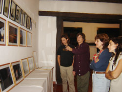 La exposición 'Eusko Irudiak' sobre imágenes del País Vasco, de Mikel Arrazola, en el Centro Vasco de Arrecifes (foto EuskalKultura.com)