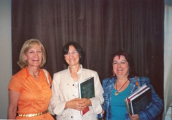 Magdalena Mignaburu, en el centro, rodeada de Mariluz Artetxe y Marieli Díaz de Mendibil, durante la primera presentación del libro sobre FEVA, en la pasada Semana Nacional Vasca de Córdoba