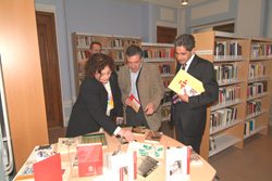 La viuda del poeta, Jon Kortazar y el director del Cervantes local, Domingo Garcia Cañedo, visitan la Biblioteca del Centro (foto CervantesLyon)