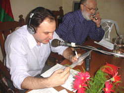 El conductor Federico Borrás y el columnista Mikel Ezkerro durante la emisión especial (foto Urrundik)