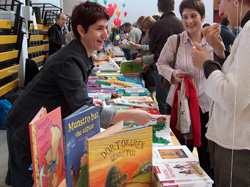 Autores y lectores tuvieron una vez más oportunidad para el trato directo el lunes en  Sara (foto EKE)