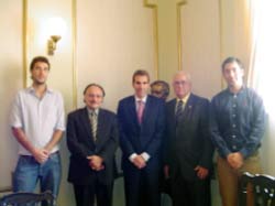 Jon Erdozia junto a Archibaldo Uriarte y otros miembros de la comunidad vasca de Valparaíso en su reciente visita a la localidad porteña