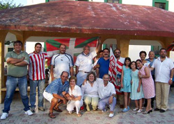 Los vascos de Cancún reunidos tras compartir un animado almuerzo (foto vascosmexico)