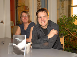 Kirmen Uribe y la poetisa Elizabeth Macklin durante la presentación neoyorquina (foto Charlie Lonegan)