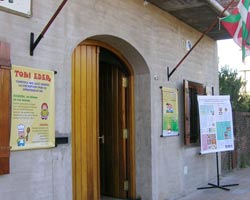 Exterior de la sede del CV Toki Eder de José C. Paz con los afiches y diseños de Horacio Marotto