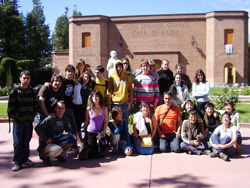 Los jóvenes alaveses posan en la ciudad argentina de Mendoza (foto Medoza EE)
