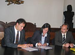 Hector Javier Darnay (representante de Villa Mercedes), Alejandra Iturrioz (Alcaldesa de Ordizia) y Roberto González (representante de Villa Mercedes) firmaron el acuerdo