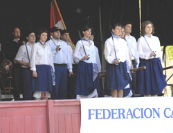 Un momento de la actuación del grupo dantzari de Euskal Etxea de Madrid (foto Joaquín Ortiz)