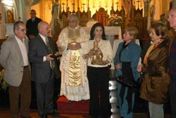 Acto de entrega el pasado sábado por parte de miembros de la euskal etxea de Villa Mercedes de la imagen de Nuestra Señora de Arantzazu a una delegación del Centro Vasco de Chivilcoy