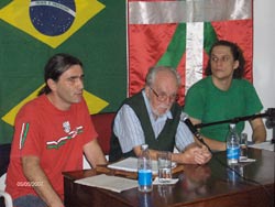Primera sesión del ciclo sobre Gernika en Sao Paulo: de izquierda a derecha, Estebe Ormazabal, Gabriel Otamendi y Acácio Augusto, el pasado domingo