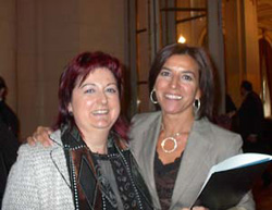 Izaskun Bilbao (drcha) y la delegada vasca  Marieli Díaz de Mendibil en septiembre de 2006 cuando Bilbao fue nombrada ciudadana ilustre por el Parlamento argentino (foto Diasporavascarg)