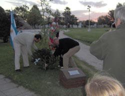 El intendente y el presidente del Centro Vasco de Ayacucho plantan el roble y descubren la placa conmemorativa de Gernika en la ciudad