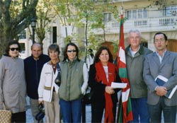 Autoridades de Pergamino y la euskal etxea 'Lagun Onak' tras el acto en recuerdo de Gernika en el retoño del Árbol de la plaza Merced de la ciudad
