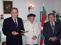 Raúl Noblecilla, vicepresidente de Euskaletxea de Lima,  Fermín Berasategui, ex-gudari y el socio mayor del Centro, y Víctor Ortúzar, presidente