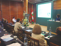 Imagen de una de las sesiones del III Congreso Mundial; expone, en euskera, Anita Anacabe, delegada de EEUU (foto EuskalKultura.com)