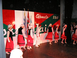 Detalle de la presentación dantzari en el seno de la Eusko Jaia, en el Teatro Uama de Carmelo