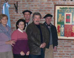 La presidenta (segunda por la izquierda) y otros miembros de la Comisión Directiva de Cañuelas