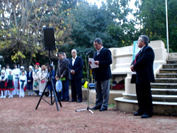 El presidente de Euzko Etxea, Javier Clúa, recordó en su discurso la tragedia del bombardeo que destruyó la villa foral vasca (foto Euzko Etxea)