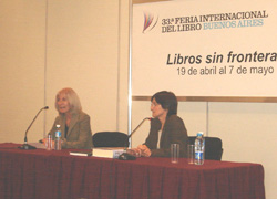 Mari Luz Artetxe, presidenta de la Federación, y la autora Magdalena Mignaburu durante la presentación del libro sobre la historia de FEVA (foto EuskalKultura.com)