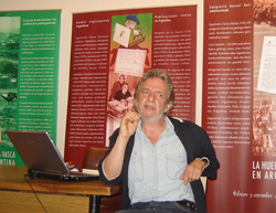 El escritor vasco Edorta Jimenez durante la charla ofrecida en Eusketxe (foto EuskalKultura.com)