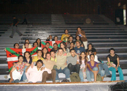 Fermin Muguruza (en el centro) junto al grupo de estudiantes de Euskera y Cultura Vasca de UNAM