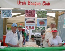 El stand vasco del festival 'Living Traditions' y algunos de los voluntarios que lo atendieron (foto UtahBC)