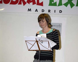 La profesora de euskera Ane Bastida durante su intervención en el recital de homenaje a Lauaxeta (foto Joaquín Ortiz)